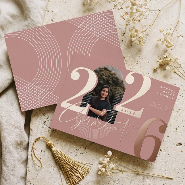 Invitación Con Relieve Metalizado Guión de graduado moderno foto de arco concéntrico (Modern Graduate Script 2026 Concentric Arch Photo Foil Invitation)