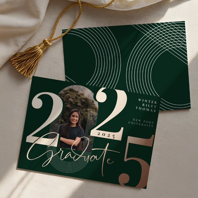 Invitación Con Relieve Metalizado Guión de graduado moderno foto de arco concéntrico (Modern Graduate Script 2025 Concentric Arch Photo Foil Invitation)