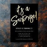 Invitación Con Relieve Metalizado Guión de pincel minimalista Oro negro 21 cumpleaño<br><div class="desc">Celebre con estilo con nuestra moderna invitación Minimalista de fiesta de cumpleaños sorpresa Black Gold. Con un guión de broche de moda para "It's a Surprise" en Relieve metalizado oro real y texto completamente personalizable, este diseño elegante es perfecto para fiestas de cumpleaños adultas. Personalice los detalles con facilidad utilizando...</div>