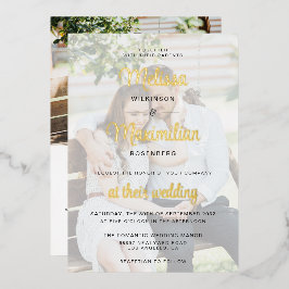Invitación Con Relieve Metalizado Guión dorado moderno 2 fotos con oro RSVP en línea