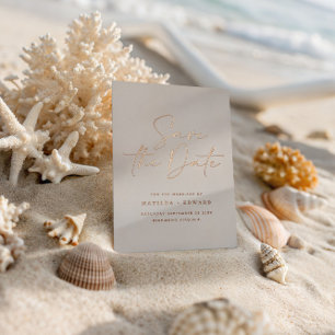 Invitación Con Relieve Metalizado Guión elegante neutral para guardar la fecha de la