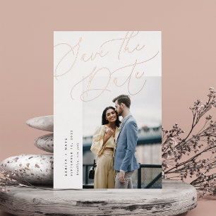 Invitación Con Relieve Metalizado Guión etéreo   Elegante Foto Guardar la fecha