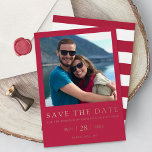 Invitación Con Relieve Metalizado Guión moderno Viva Magenta Wedding Guardar la fech<br><div class="desc">Celebre con estilo esta boda moderna y muy de moda en Relieve metalizado, salvo las tarjetas de cita. El diseño es fácil de personalizar con la redacción de tu evento especial y tus invitados estarán encantados cuando reciban estas fabulosas fechas. Se pueden encontrar elementos coincidentes en la colección. La foto...</div>