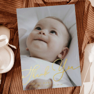 Invitación Con Relieve Metalizado Guión Simple y Elegante para Anunciar el Nacimient
