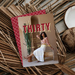 Invitación Con Relieve Metalizado Hablar 30 conmigo | 30.º Fiesta de cumpleaños<br><div class="desc">Invitaciones modernas para fiestas de cumpleaños con audaces tipografías rojas junto con tu foto favorita. Se puede personalizar a cualquier edad y color. No se hace mejor que esta combinación de colores. Modernos y divertidos, los impresionantes tonos rosas y rojos de caramelo son absolutamente encantadores y dulces. Celebra tu próximo...</div>