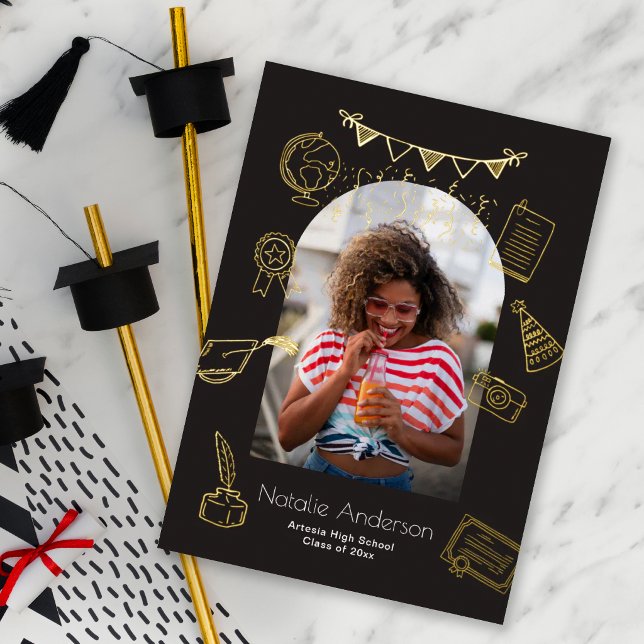 Invitación Con Relieve Metalizado Hand Drawn Doodles Arch Photo Graduate Gold (Subido por el creador)