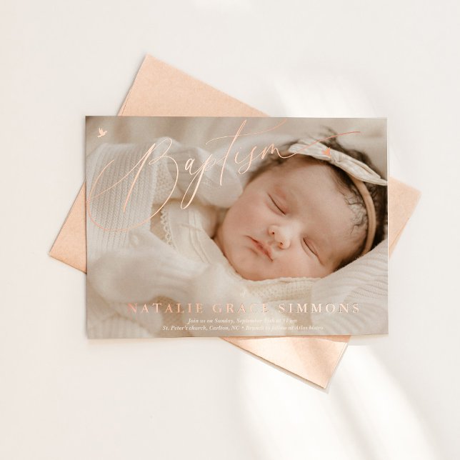 Invitación Con Relieve Metalizado Hermoso Bautismo Script (Elegant rose gold baptism invitation mockup shown with envelope in natural lighting)