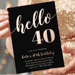 Invitación Con Relieve Metalizado Hola 40 | Fiesta de Cumpleaños de Hito<br><div class="desc">Celebra su cumpleaños histórico con estas invitaciones festivas que incluyen "hola [edad]" en letras de Relieve metalizado de oro rosa con un rico fondo negro. Personalice con los detalles de su fiesta debajo. Ejemplo mostrado para un 40 cumpleaños.</div>