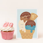 Invitación Con Relieve Metalizado Ice Cream Sundae Kids Fiesta de cumpleaños<br><div class="desc">Relájate con estas lindas invitaciones a fiestas con tema de helados para tu fiesta de cumpleaños. En una suave paleta de colores mullidos, el diseño de verano es divertido y cuenta con cucharas de chocolate, vainilla y helado azul en un cono de gofre coronado con jarabe de chocolate y salpicaduras....</div>