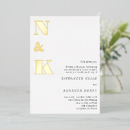 Invitación Con Relieve Metalizado Iniciales de monograma modernas en blanco y oro at