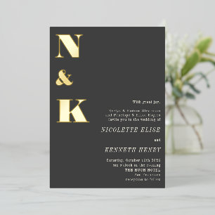 Invitación Con Relieve Metalizado Iniciales de Monograma Modernas Negras y Doradas p