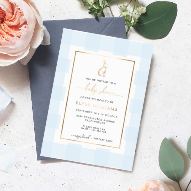 Invitación Con Relieve Metalizado Invitación al Relieve metalizado Baby Shower de Bu (Blue Gingham Bunny Rabbit Baby Shower Invitation Gold Foil)