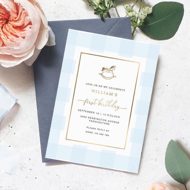 Invitación Con Relieve Metalizado Invitación al Relieve metalizado de cumpleaños de  (Blue Gingham rocking horse first birthday invitation gold foil)