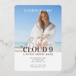 Invitación Con Relieve Metalizado La Novia está en la Nube 9 con Foto Bridal Shower