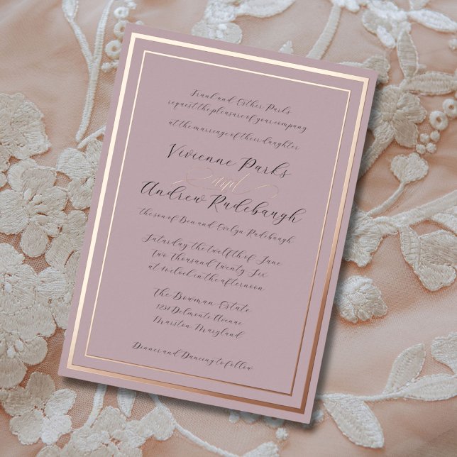 Invitación Con Relieve Metalizado Lavanda empotrada con guiones elegantes 2 (Burnished lavender lilac subtle and elegant invitation.)