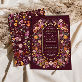 Invitación Con Relieve Metalizado Lavish Burgundy Wildflowers Monograma Escudo Boda