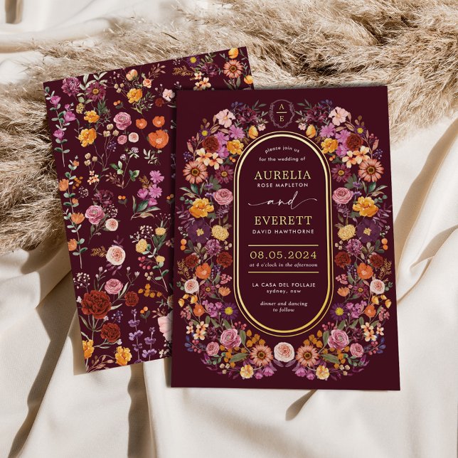 Invitación Con Relieve Metalizado Lavish Burgundy Wildflowers Monograma Escudo Boda (Subido por el creador)