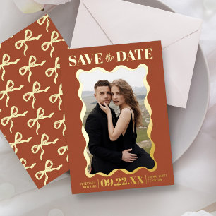 Invitación Con Relieve Metalizado Lazo Coqueto Retro Fotografía de Boda Guardar la F