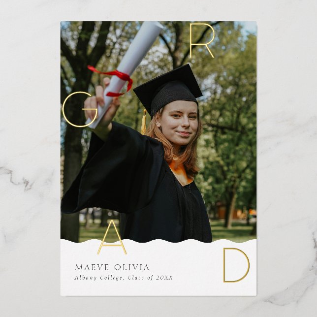 Invitación Con Relieve Metalizado Letras GRAD en Relieve metalizado con borde ondula (Anverso)