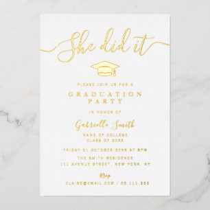 Invitación Con Relieve Metalizado ¡LO LOGRÓ! Fiesta de Graduación con Letra Dorada