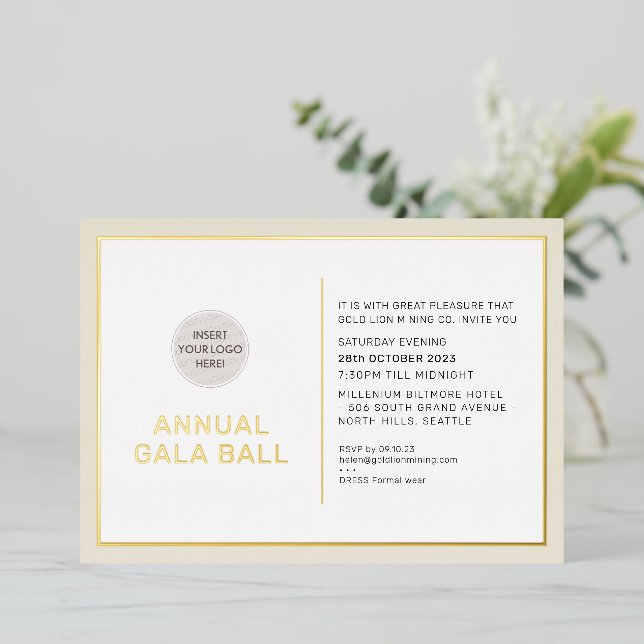 Invitación Con Relieve Metalizado Logo de GALA BALL oro moderno mínimo de marfil (Anverso de pie)