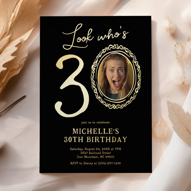 Invitación Con Relieve Metalizado Look Who's 30 Photo Adult Birthday (Subido por el creador)