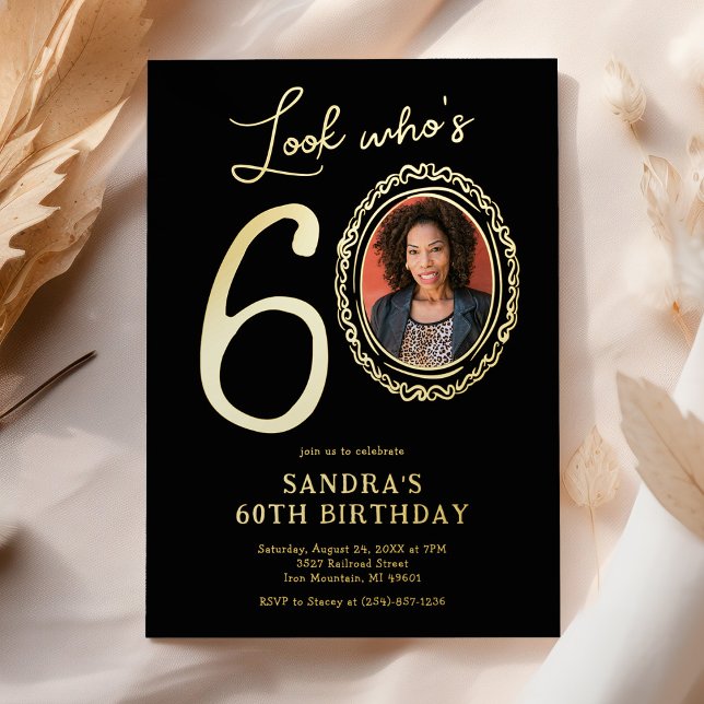 Invitación Con Relieve Metalizado Look Who's 60 Photo Adult Birthday (Subido por el creador)