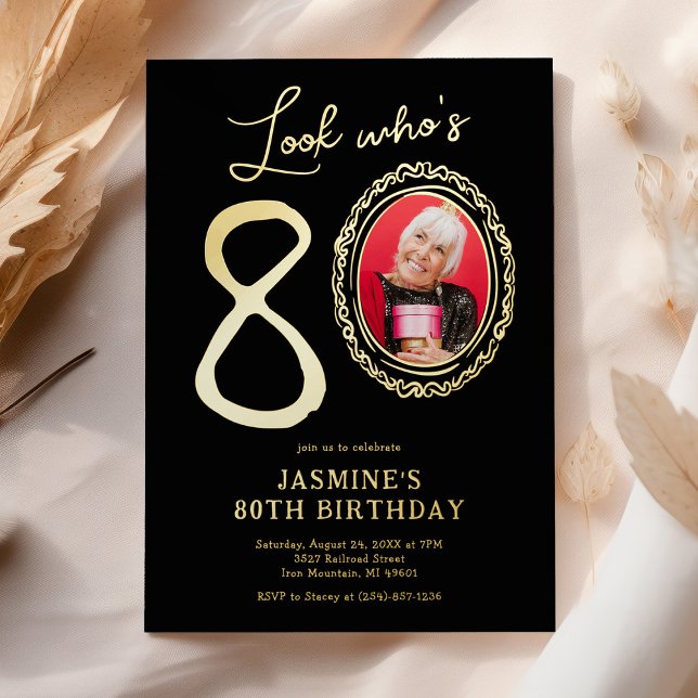 Invitación Con Relieve Metalizado Look Who's 80 Photo Adult Birthday (Subido por el creador)