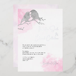 Invitación Con Relieve Metalizado Lovebirds Gris Acuarela Chic Lavado De Color Rosa 