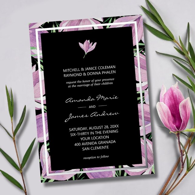 Invitación Con Relieve Metalizado Magnolias moradas de moda sobre plata Boda negro (Chic purple and white magnolias on black wedding invitations with silver foil border)