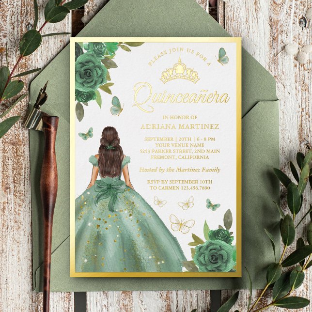 Invitación Con Relieve Metalizado Mariposa floral verde Dusty Sage Quinceanera Gold (Subido por el creador)