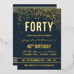 Invitación Con Relieve Metalizado Medianoche | Confetti de oro 40.º Fiesta de cumple<br><div class="desc">Medianoche | Confetti de oro 40 invitaciones a la fiesta de Relieve metalizado de cumpleaños. Esta invitación formal, elegante, moderna y de moda a la fiesta de cuarenta años es apta para hombres o mujeres. Comprende líneas limpias doradas, un guión gótico elegante de funda superior y un sofisticado texto de...</div>