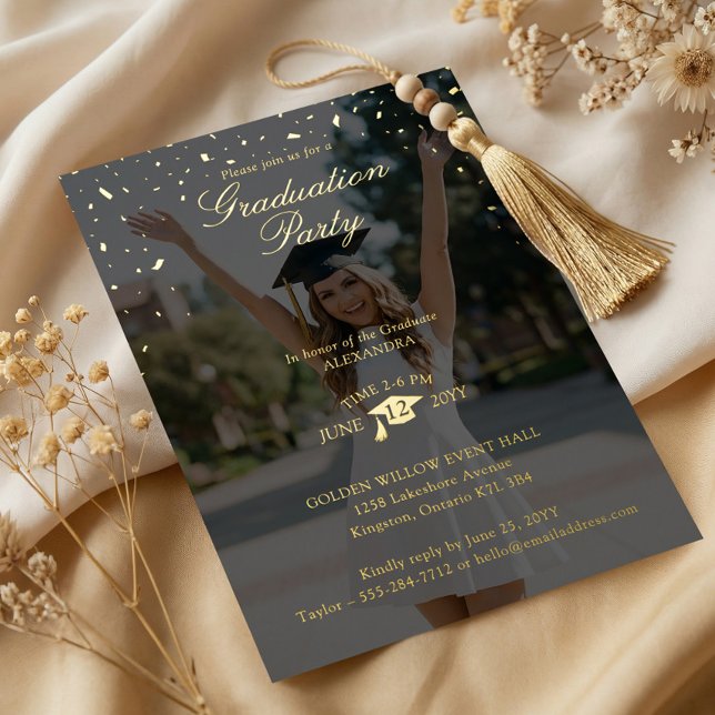 Invitación Con Relieve Metalizado Minimal Confetti Bold Graduation Year Photo Party (Minimal Confetti Bold Graduation Year Photo Party Foil Invitation)