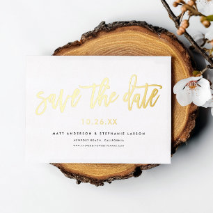 Invitación Con Relieve Metalizado Minimal Modern Script Save The Date Oro