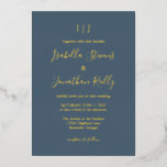 Invitación Con Relieve Metalizado Minimalista clásico oscuro dorado Boda azul turbio<br><div class="desc">Invitación a la boda minimalista clásica oscura y turbia azul y Relieve metalizado dorado</div>