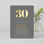 Invitación Con Relieve Metalizado MÍNIMO MODERNO simple 30 cumpleaños fiesta gris<br><div class="desc">por kat massard >>> https://linktr.ee/simplysweetpaperie <<< Un moderno diseño de invitación mínima para tu CUMPLEAÑOS - actualiza la plantilla para reflejar tu EDAD - ¡demasiado fácil! CONSEJO :: 1. Para cambiar/mover gráficos y fuentes y añadir más texto, pulse el botón "personalizar". - - - - - - - - -...</div>
