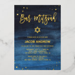Invitación Con Relieve Metalizado Mitzvah, bar azul y oro brillante<br><div class="desc">Estas invitaciones coloridas y modernas del Bar Mitzvah cuentan con un fondo de color azul oscuro de moda con un guión manuscrito de Relieve metalizado dorado,  Star of David,  y acentos.</div>
