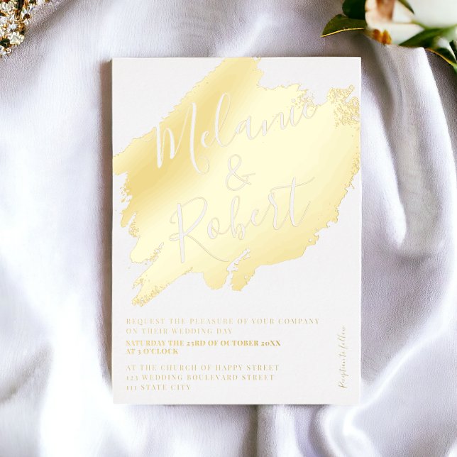 Invitación Con Relieve Metalizado moda blanca brusca dorada bodas iniciales (bold gold brushstroke white chic wedding initials foil invitation)