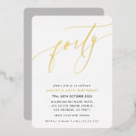 Invitación Con Relieve Metalizado moda caligráfica minimalista 40 cumpleaños oro<br><div class="desc">por kat massard >>> https://linktr.ee/simplysweetpaperie <<< Un diseño de invitación con letras a mano y a la moda para tu CUMPLEAÑOS - Tengo la mayoría de las edades disponibles en la tienda TIP: 1. Para cambiar/mover gráficos y fuentes y añadir más texto, pulse el botón "personalizar". - - - -...</div>