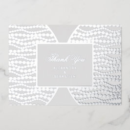Invitación Con Relieve Metalizado Moda Script Gray Pearl Relieve metalizado plateado