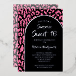 Invitación Con Relieve Metalizado Moda Sweet 16 Leopard Print Birthday Gold<br><div class="desc">Celebra un dulce hito de 16 años con elegantes invitaciones con los detalles de tu fiesta en Relieve metalizado real de plata sobre negro sobre fondo de moda rosa y leopardo negro. Esta invitación se imprime profesionalmente en papel de alta calidad. COINCIDIENDO elementos de nuestra colección.</div>