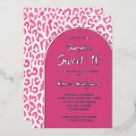 Invitación Con Relieve Metalizado Moda Sweet 16 Leopard Print Birthday Silver<br><div class="desc">Celebra un dulce hito de 16 años con elegantes invitaciones con los detalles de tu fiesta en un Relieve metalizado real de plata sobre rosa caliente en un fondo de moda rosa y leopardo blanco. Esta invitación se imprime profesionalmente en papel de alta calidad. COINCIDIENDO elementos de nuestra colección.</div>