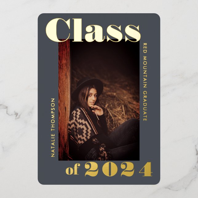 Invitación Con Relieve Metalizado Modern Bold Typography 2024 Graduation Party Grey (Anverso)