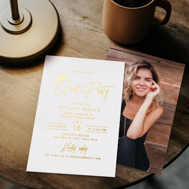 Invitación Con Relieve Metalizado Modern Grad Cap Signature Script Simple Graduation (Modern Grad Cap Signature Script Simple Graduation Foil Invitation)