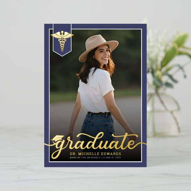 Invitación Con Relieve Metalizado Modern Medical School Graduate Photo Graduation (Anverso de pie)