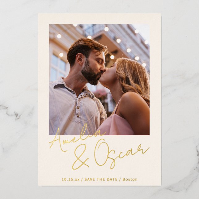 Invitación Con Relieve Metalizado Modern Minimalist Script Photo Save the Date Gold (Anverso)