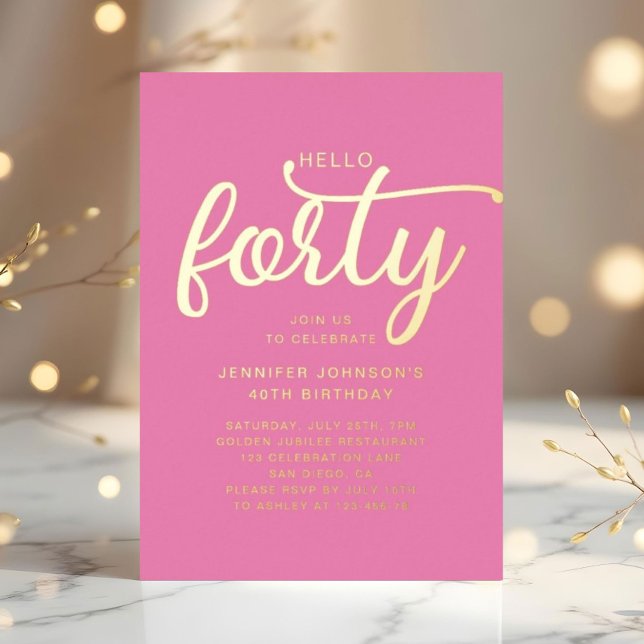 Invitación Con Relieve Metalizado Modern Pink Hello Cuarenta de su 40º cumpleaños Go (Modern Pink Hello Forty 40th Birthday Gold Foil Invitation)