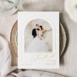 Invitación Con Relieve Metalizado Modern Script Minimalist Photo Arch Wedding<br><div class="desc">Minimalist save the date card features modern script and chic arch frame in real gold foil,  with couple's photo,  elegant and simple,  great for modern classy wedding.</div>
