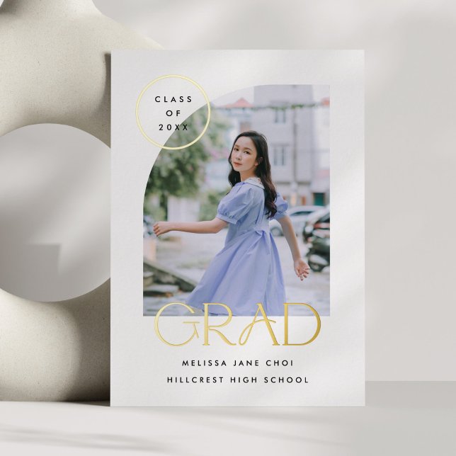 Invitación Con Relieve Metalizado Modern Simple Minimal Curved Arch Graduation Card (modern, simple, minimalist graduation photo announcement with gold foil and curved edge photo frame)
