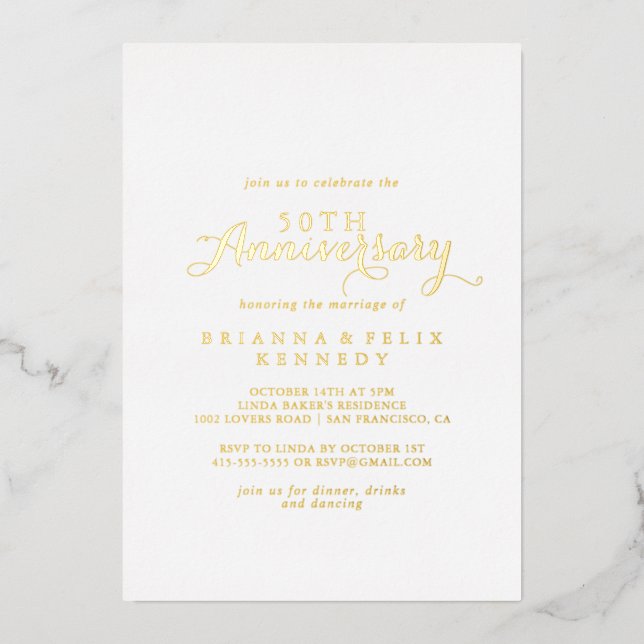 Invitación Con Relieve Metalizado Moderna caligrafía 50 aniversario Boda de oro (Anverso)